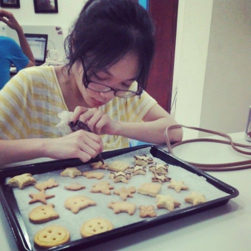 Bạn Hương Trà say mê làm bánh quy tạo hình