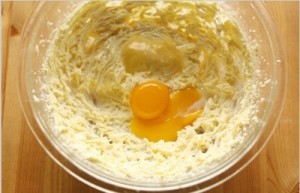 cách làm cupckae trà xanh - đánh trứng với bơ