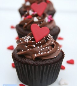 Cách làm bánh cupcake đơn giản - trang trí trái tim fondant