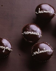bánh cupcake socola viết chữ yêu thương đơn giản