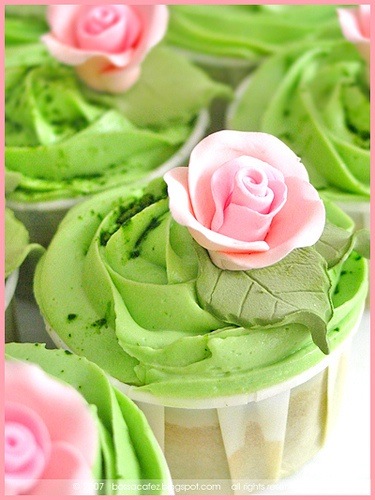 làm bánh cupcake trà xanh với cách bắt kem hoa hồng