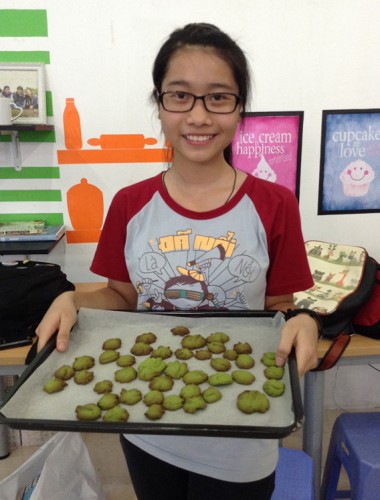 Bạn Thu Trang là khách quen của shop và rất thích học làm bánh