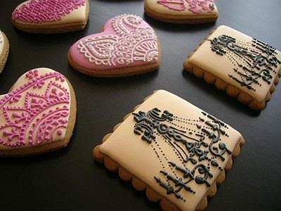 purple-decorated-cookies