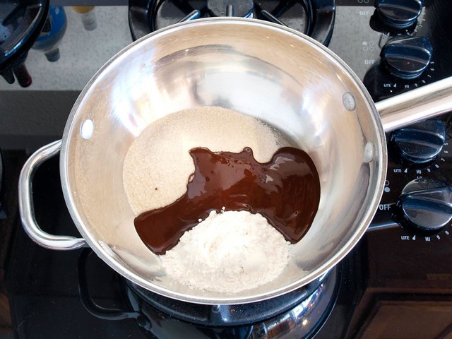 Trộn đều socola chảy, đường, bột mì và muối, sau đó thêm nước, lòng đỏ trứng đánh bông