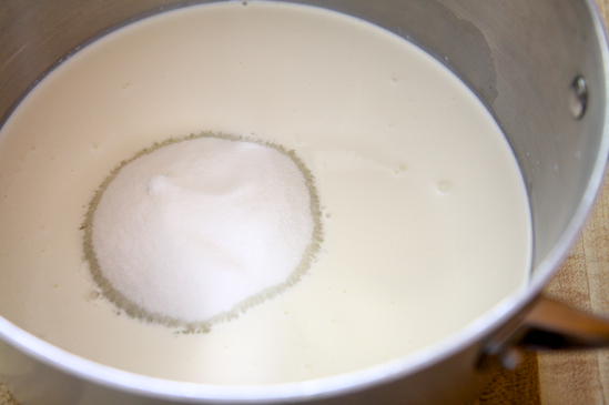 Hỗn hợp sữa, kem, và đường khuấy đều ở mức lửa medium high