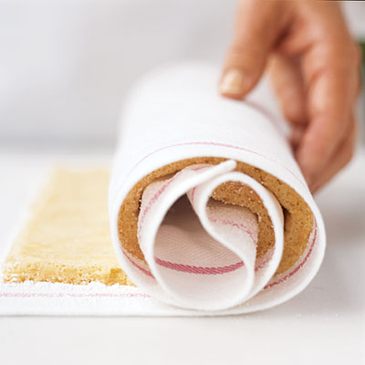 Cuộn bánh lại bằng khăn mềm để tạo nếp