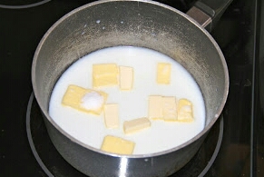 Cho hỗn hợp sữa đường bơ nước và muối vào đun sôi nhỏ lửa