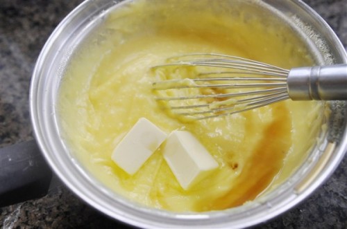 Trộn đều hỗn hợp bột ngô, trứng ,sữa, bơ thành nhân kem ngon tuyệt