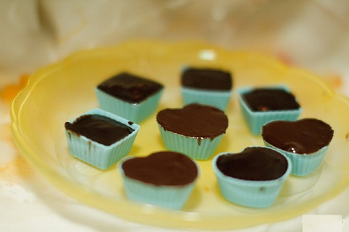 Để chocolate handmade vào tủ lạnh đến khi đông cứng