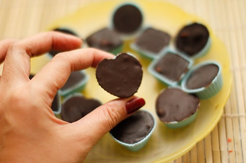 Cẩn thận lấy chocolate valentine ra khỏi khuôn
