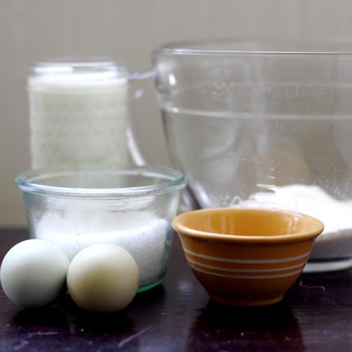 Đường, bột, trứng, sữa… đều là những nguyên liệu làm bánh crepe không thể thiếu