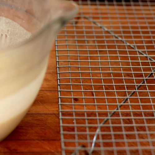 Tấm phơi hay cốc đong đựng bột nên chuẩn bị sẵn trước khi làm bánh crepe