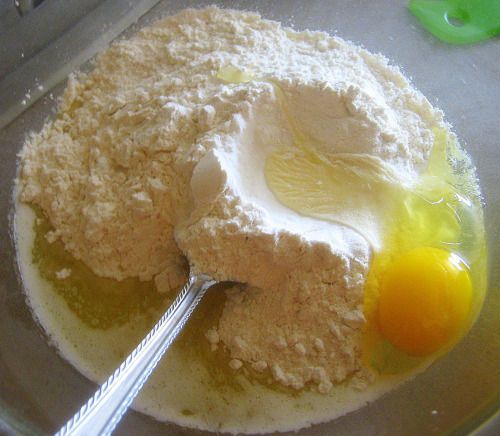 Trộn các nguyên liệu làm vỏ bánh tart trứng