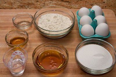 Nguyên liệu để học cách làm bánh bông lan trứng muối.