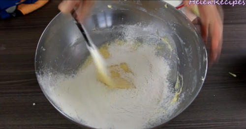Thêm từ từ hỗn hợp bột và sữa vào trong tô rồi trộn đều.