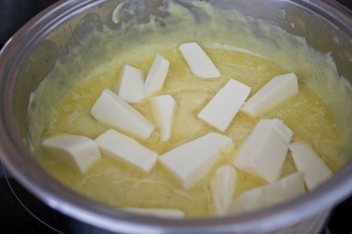 Thêm bơ vào hỗn hợp làm kem bánh fraisier