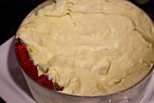 Đổ kem fraisier vào khuôn bánh