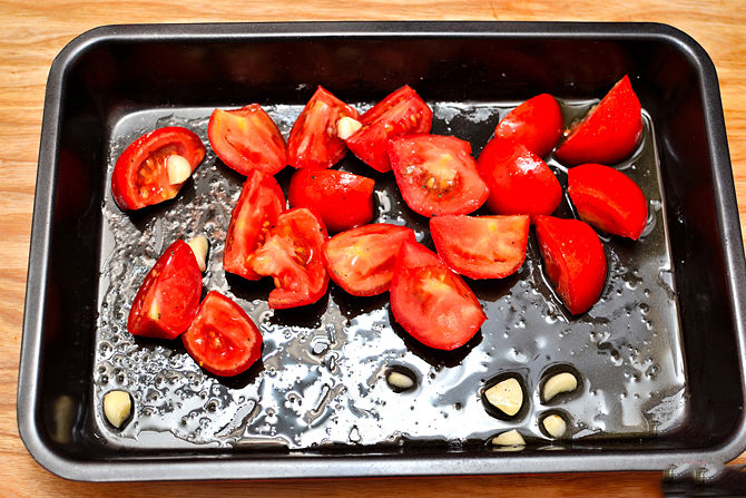 Cho cà chua, tỏi, muối và hạt tiêu vào khay