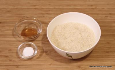 Chuẩn bị các nguyên liệu làm bánh gạo cay