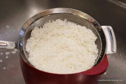 Để gạo ráo nước trong 30 phút