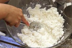 Trộn gạo, muối và nước nóng với nhau