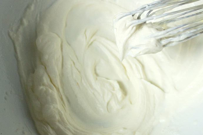 Đánh heavy cream tới khi tạo thành chóp mềm