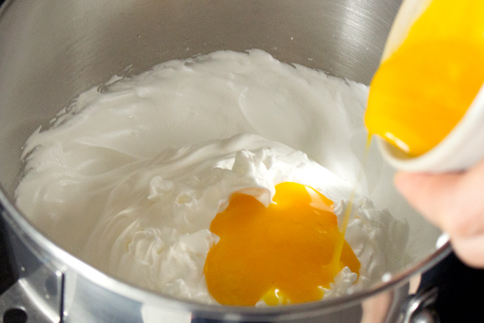 Đánh bông lòng trắng trứng và thêm lòng đỏ vào