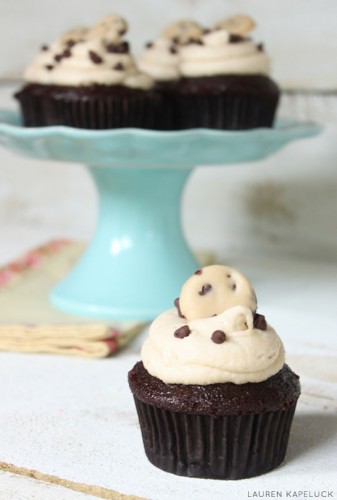Cupcake với lớp bột nhào cookie chocolate chip
