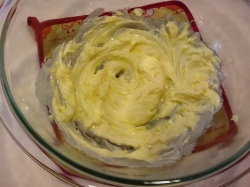 Dùng máy đánh mềm bơ với chút muối