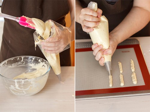 Cho hỗn hợp bột bánh vào túi bắt kem và bắt bánh lên khay.