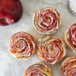 Trổ tài nấu nướng với món bánh tart táo hoa hồng